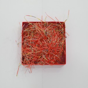 Groothandel hoogwaardige decoratieve raffia versnipperde doos vulling crimle geraspte papier voor geschenkdoos vul Kraft Packing Crinkle Paper Shred